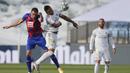 Gelandang Real Madrid, Casemiro, duel udara dengan pemain Eibar, Kike Garcia, pada laga La Liga di Estadio Alfredo Di Stefano, Senin (15/6/2020). Real Madrid menang 3-1 atas Eibar. (AP/Bernat Armangue)