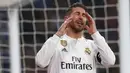 Bek Real Madrid, Sergio Ramos, tampak kecewa usai gagal membobol gawang Sevilla pada laga La Liga di Stadion Santiago Bernabeu, Sabtu (19/1). Real Madrid menang 2-0 atas Sevilla. (AP/Andrea Comas)