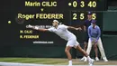 Petenis Swiss, Roger Federer, berusaha mengembalikan bola saat pertandingan melawan petenis Kroasia, Marin Cilic, pada laga final Wimbledon 2017 di London, Minggu (16/7/2017). Federer menang 6-3, 6-1, 6-4 atas Cilic. (AFP/Glyn Kirk)