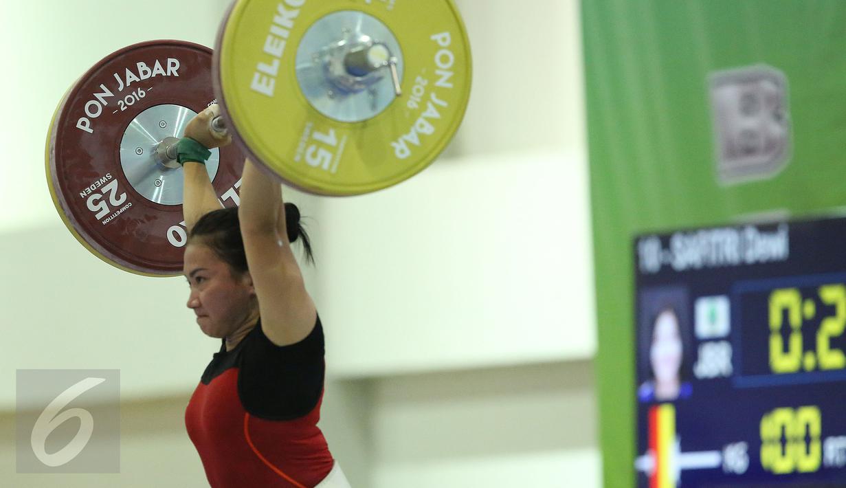 Lifter Jabar, Dewi Safitri saat mengangkat beban di kelas 53 kg PON XIX Jabar di Gelora Sabilulungan, Kab Bandung, Selasa (20/9). Dewi Safitri meraih perak dengan total angkatan 184 Kg. (Liputan6.com/Helmi Fithriansyah)