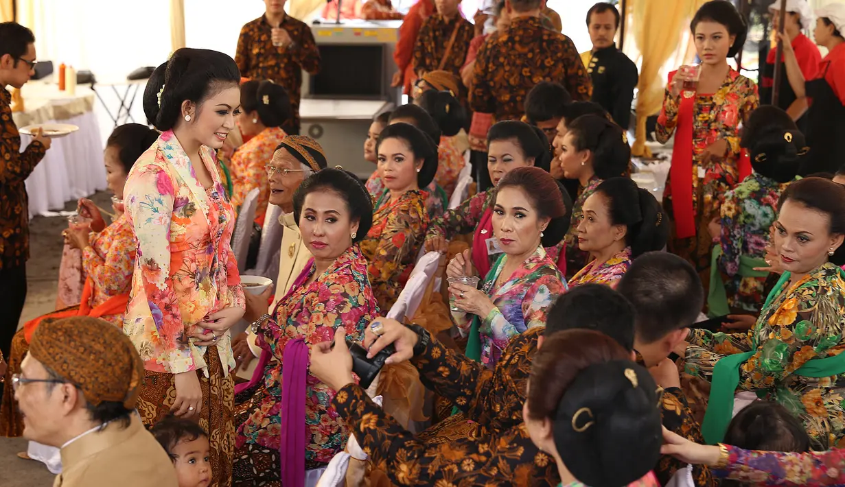 Selvi Ananda yang melintasi tamu undanganmenjadi objek foto para undangan. (Galih W. Satria/bintang.com)