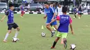  Eks striker Bayern Muenchen, Giovane Elber membawa bola saat melatih para remaja di Lapangan Bhayangkara, Jakarta Selatan, Sabtu (8/7). Elber menyeleksi remaja yang mengikuti tahap pencarian bakat Allianz Junior Football Camp. (Liputan6.com/Fery Pradolo)