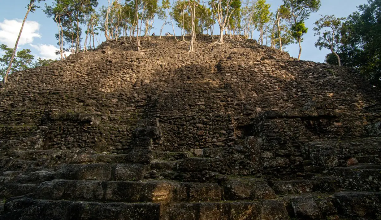 <p>Pemandangan areal Piramida La Danta di situs arkeologi El Mirador, San Adres, Guatemala, 17 Januari 2023. Salah satu piramida terbesar di dunia tersebut ditemukan di antara hutan yang luas Guatemala berkat bantuan teknologi. (Carlos ALONZO/AFP)</p>