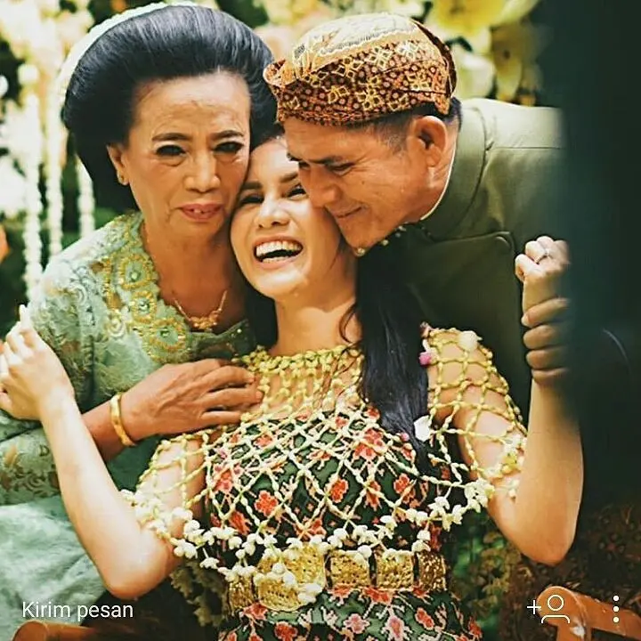 Kenangan Momo Geisha bersama mendiang ayahnya saat mempersiapkan pernikahan. (Instagram)