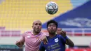 Pemain Persik Kediri, Youssef Ezzejjari Lhasnaoui (kiri) dan pemain PSIS Semarang, M Rio Saputro berebut bola diudara saat laga pekan ketujuh BRI Liga 1 2021/2022 antara PSIS Semarang melawan Persik Kediri di Stadion Manahan, Solo, Jumat (15/10/2021). (Bola.com/Bagaskara Lazuardi)