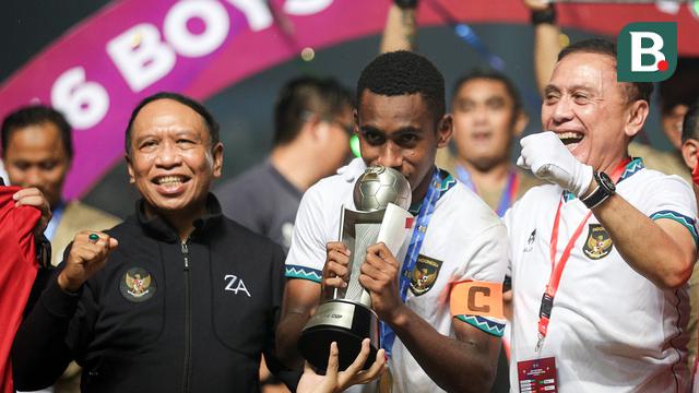 Foto: Bima Sakti dan Timnas Indonesia U-16 Kasih Kado Trofi Juara Piala AFF U-16 2022 untuk Kemerdekaan RI