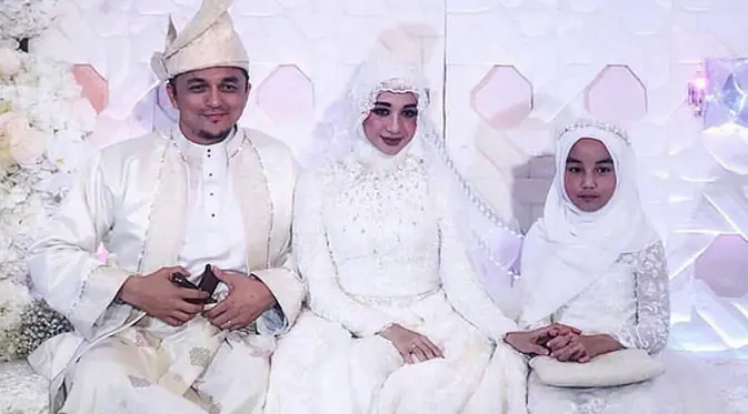 Laudya Cynthia Bella resmi menikah dengan Engku Emran.
 (Instagram/bellaengkuemran)