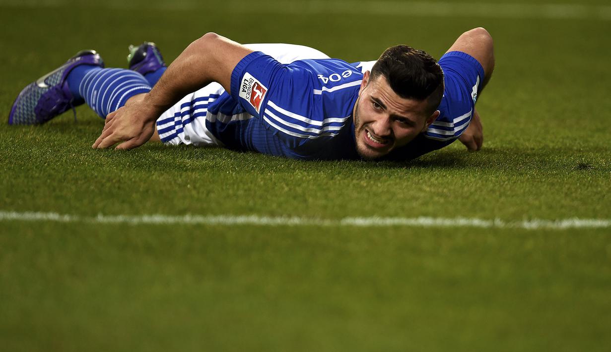 Sead Kolasinac bek FC Schalke 04 terjatuh saat berlaga melawan Borussia Moenchengladbach. (AFP/Patrik Stollarz)