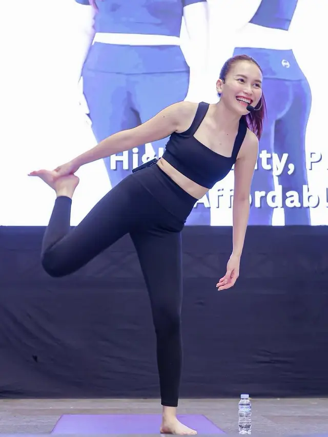 Ayu Ting Ting tampil dengan pakaian serba hitam saat Yoga. [@ayutingting92]