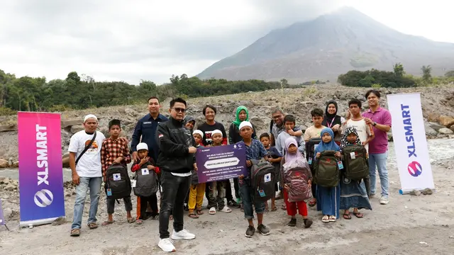 Usung Semangat #BersamaDiMuharram, XLSMART Bagikan Santunan Paket Sekolah di Sumatera
