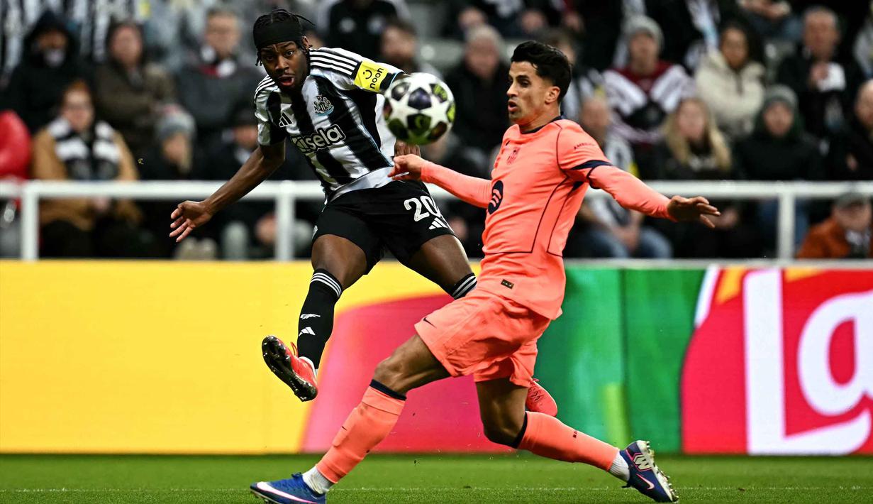 Begitu peluit pertandingan dibunyikan, Newcastle United langsung melancarkan tekanan agresif. Tampak dalam foto, gelandang Newcastle United asal Inggris, Anthony Elanga (kiri), melepaskan tembakan melewati bek Barcelona asal Portugal, Joao Cancelo, selama pertandingan leg pertama babak 16 besar Liga Champions 2025/2026 di St James' Park, Newcastle-upon-Tyne, timur laut Inggris pada Selasa 10 Maret 2026 waktu setempat atau Rabu 11 Maret 2026 dini hari WIB. (Paul ELLIS/AFP)