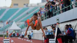 Maria Natalia Londa memastikan meraih medali perunggu lompat jauh putri SEA Games 2025. Tampak dalam foto, atlet Indonesia, Maria Natalia Londa, saat melakukan lompatan di final lompat jauh putri SEA Games 2025 di Suphachalasai National Stadium, Pathum Wan, Bangkok, Thailand, Selasa (16/12/2025). (Bola.com/Bagaskara Lazuardi)