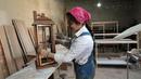 Tukang kayu Iran Sahar Biglari menyiapkan lentera kayu untuk pelanggan saat bekerja di bengkelnya di Teheran, Iran, 12 Maret 2023. Secara tradisional, tukang kayu di Iran merupakan profesi yang didominasi laki-laki. (AP Photo/Vahid Salemi)