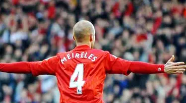 Selebrasi gol gelandang Liverpool Raul Meireles ke gawang Wigan Athletic dalam lanjutan EPL yang berlangsung di Anfield Stadium, 12 Februari 2011. AFP PHOTO / PAUL ELLIS