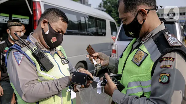 FOTO: Nekat Angkut Pemudik, 115 Kendaraan Travel Gelap Diamankan Polda Metro Jaya