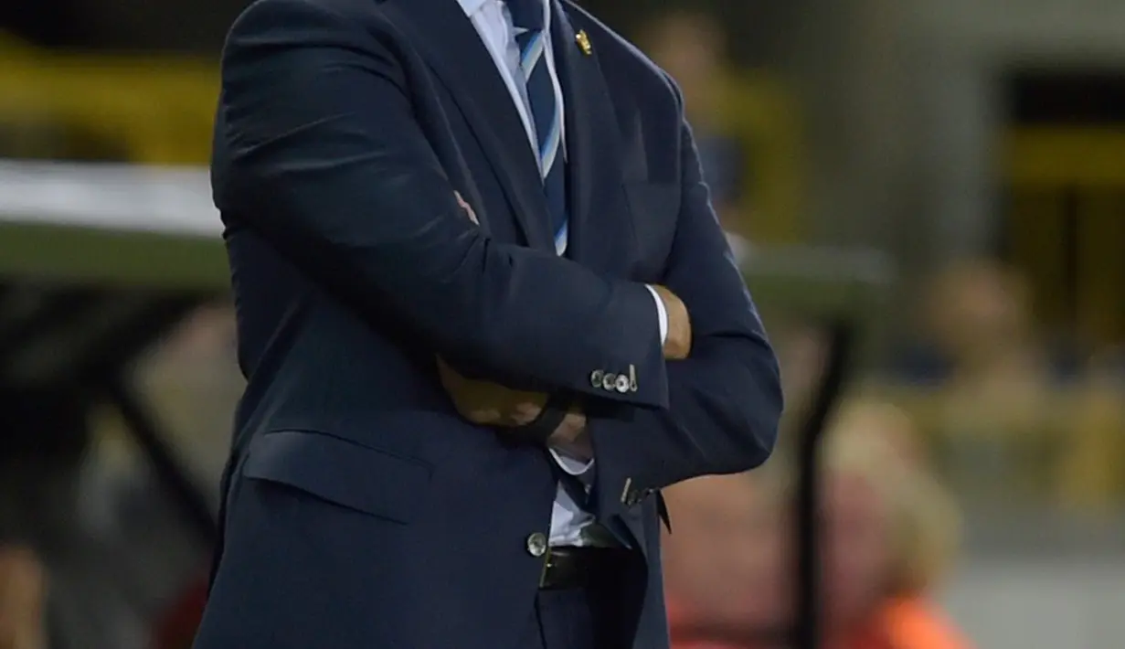 Pelatih Leicester City, Claudio Ranieri melihat para pemainnya bertanding melawan Club Brugge pada Liga Champions di Satdion Jan Breydel, Belgia, (15/9). Leicester menang atas Club Brugge dengan skor 3-0.  (Reuters/Eric Vidal)