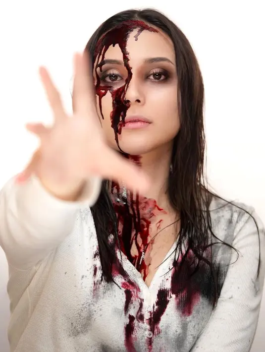 Film Doctor Strange 2 disebut-sebut sebagai film horror berkedok superhero. Pasalnya Greta Iren didandani sebagai Wanda dengan kepala yang berdarah usai membunuh para robot di sebuah universe. (instagram/clarissaputri_)