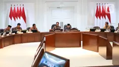 Presiden Joko Widodo (keempat kiri) didampingi Wakil Presiden Ma'ruf Amin (ketiga kanan) memimpin rapat terbatas di Kantor Presiden, Jakarta Kamis (9/1/2020). Rapat kabinet terbatas tersebut membahas tentang penanganan kasus kekerasan terhadap anak. (Liputan6.com/Angga Yuniar)