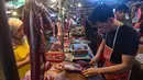 Sementara, untuk harga jual daging sapi di Pasar Pondok Labu, Jakarta berada dikisaran Rp150 ribu/kg, sementara harga normal Rp130 ribu/kg. (merdeka.com/Arie Basuki)