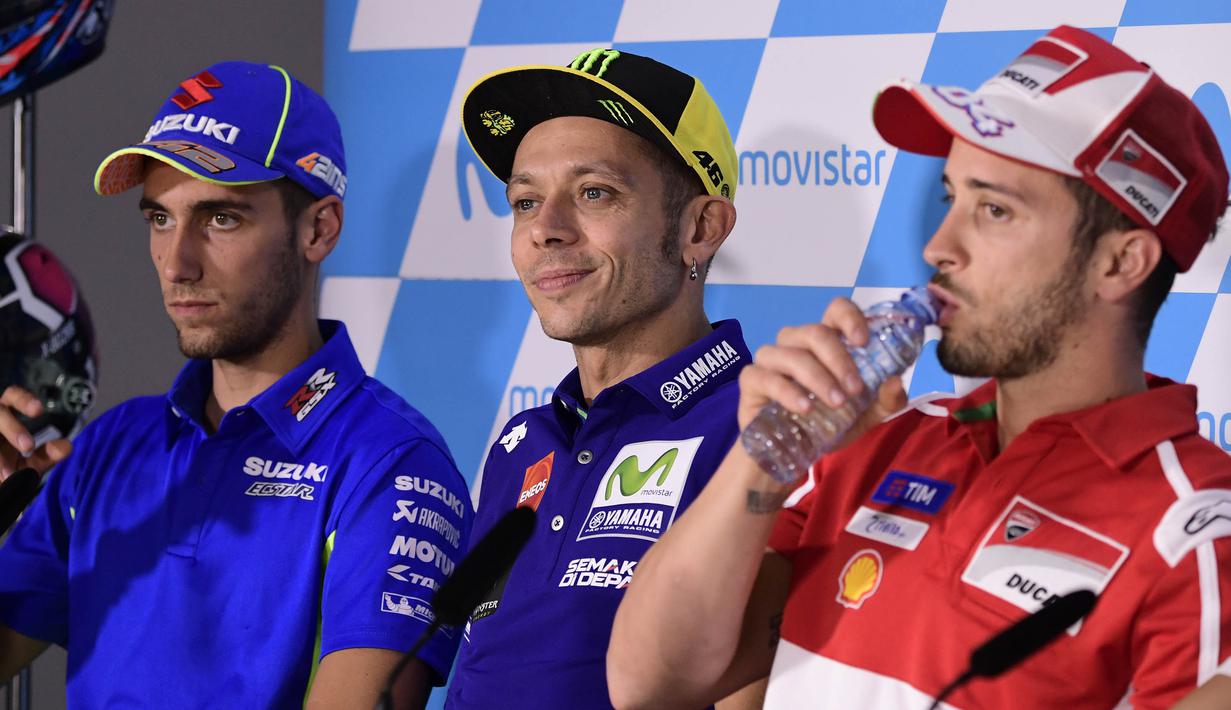 Pebalap Movistar Yamaha, Valentino Rossi, bersama pebalap lainnya menghadiri jumpa pers jelang GP Aragon di Alcaniz, Aragon, Kamis (21/9/2017). Rossi dinyatakan lolos tes medis untuk mengikuti balapan MotoGP Aragon. (AFP/Javier Soriano)