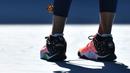 Momen indah itu terjadi awalnya saat hendak melakukan serve, seekor kupu-kupu hinggap di kaki Naomi Osaka. (Foto: AFP/Paul Crock)