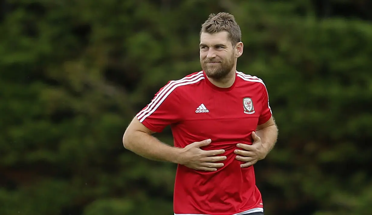 Pemain Wales, Sam Vokes terlihat santai mengikuti latihan bersama timnya di OSEC Stadium, Dinard, Lyon, Prancis. (5/7/2016). (REUTERS/Stephane Mahe)