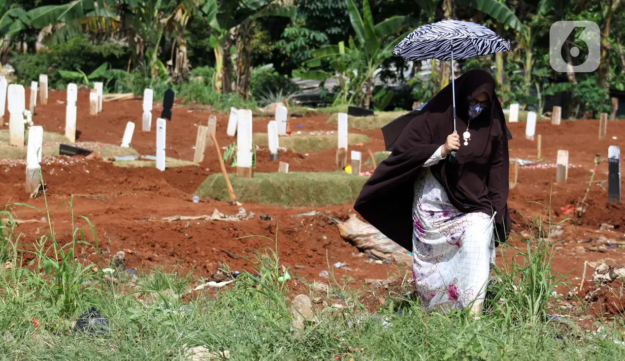 Peziarah meninggalkan area pemakaman jenazah yang diduga terinfeksi virus COVID-19 di TPU Pondok Ranggon, Jakarta, Minggu (24/5/2020). Momen Hari Raya Idul Fitri 1441 H dimanfaatkan keluarga dan kerabat korban yang diduga terinfeksi COVID-19 untuk berziarah. (Liputan6.com/Helmi Fithriansyah)