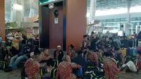 Sejumlah calon jemaah tertahan di Bandara Soekarno-Hatta setelah Arab Saudi mengeluarkan larangan sementara untuk melakukan ibadah umrah. (Liputan6.com/Pramita Tristiawati)