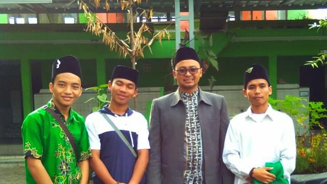 Mayoritas santri dan pengajara Nurul Huda, Garut masih menggunakan kitab klasik karangan Syekh Nawawi al-Bantani