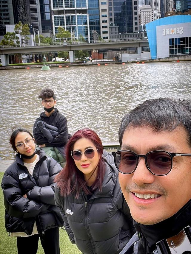 7 Potret Kompak Gunawan Sudrajat dan Keluarga Jalani Liburan di Australia