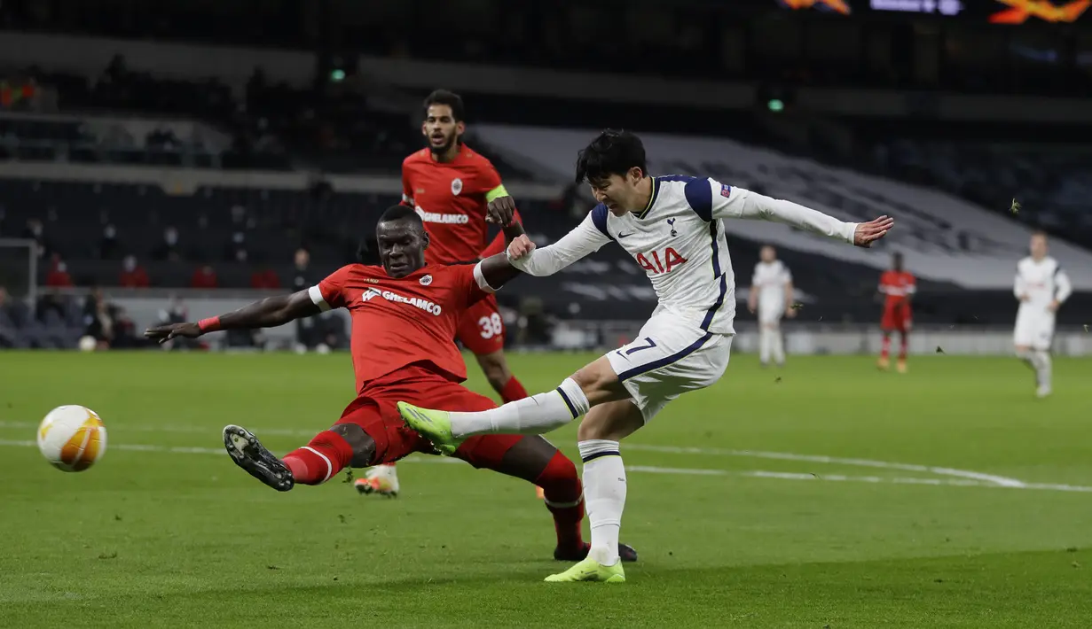Penyerang Tottenham Hotspur, Son Heung-min menembak bola saat bek Royal Antwerp, Abdoulaye Seck mencoba membloknya dari arah kiri pada matchday terakhir Grup J Liga Europa di Tottenham Hotspur Stadium, Jumat (11/12/2020) dinihari WIB. Tottenham mengalahkan Antwerp 2-0. (AP/Kirsty Wigglesworth, pool)