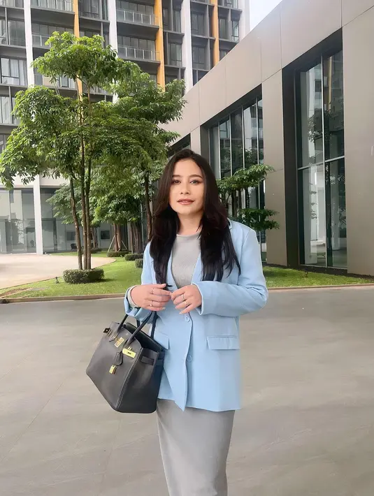 Kembali tenteng tas Hermes Birkin hitam, kali ini Prilly memadukananya dengan knit dress abu-abu dan blazer biru muda cerah. [@prillylatuconsina96]