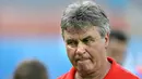 Russian head coach Guus Hiddink attends a training session in Vienna on June 25, 2008. Russia will play the Euro 2008 championship semi-final match against Spain on June 26, 2008 in Vienna. AFP PHOTO/YURI KADOBNOV