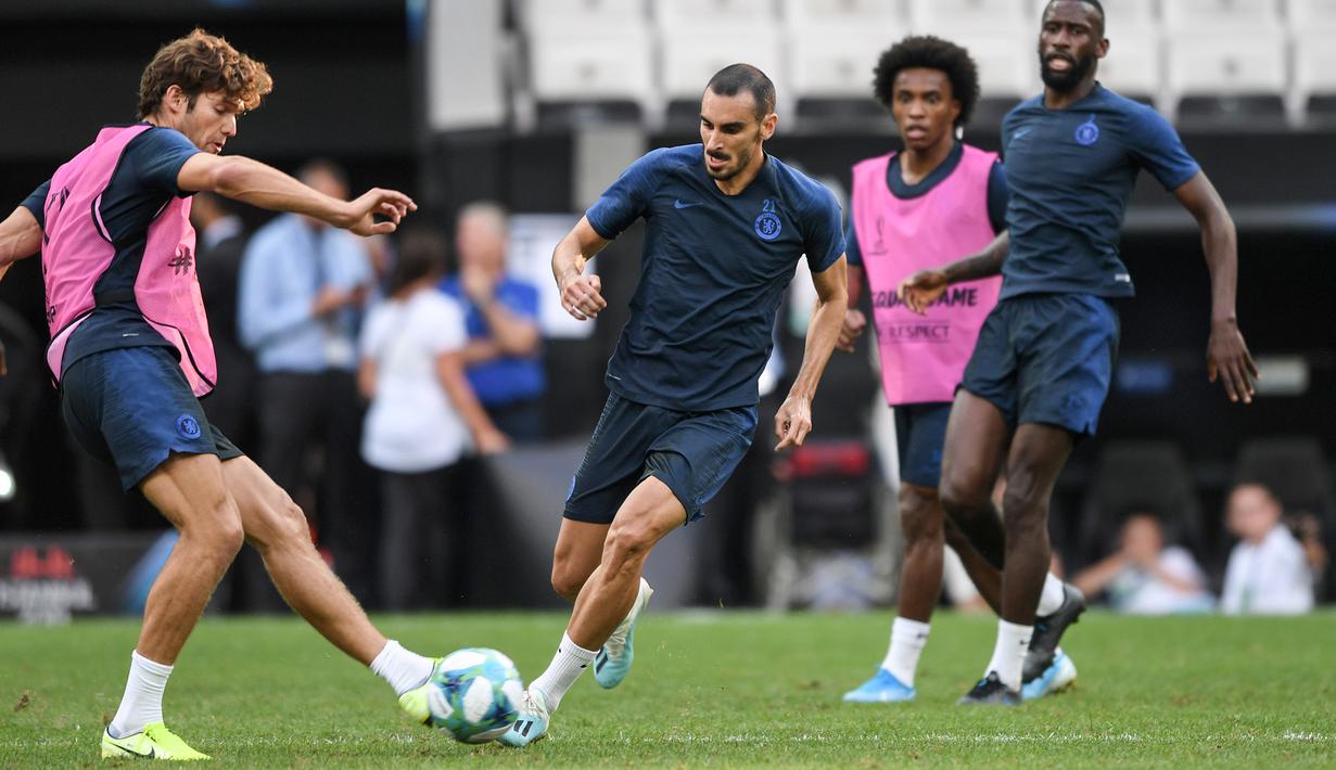 Bek Chelsea, Marcos Alonso mengumpan bola dari kawalan bek Davide Zappacosta selama sesi latihan di stadion Besiktas Park di Istanbul (13/8/2019). Chelsea akan bertanding melawan Liverpool dalam pertandingan Piala Super Eropa 2019 pada Kamis (15/8/2019) dini hari WIB. (AFP Photo/Ozan Koze)
