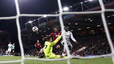 Aksi pemain Manchester United, Romelu Lukaku saat membobol gawang AFC Bournemouth pada lanjutan Premier League di Vitality Stadium, Bournemouth, (18/4/2018). MU menang 2-0.  (Adam Davy/PA via AP)