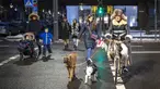 Warga menyeberang jalan di Kaunas, Lithuania, 22 Januari 2022. Kaunas ditetapkan sebagai Ibu Kota Kebudayaan Eropa bersama Novi Sad di Serbia dan Esch-sur-Alzette di Luksemburg. (AP Photo/Mindaugas Kulbis)