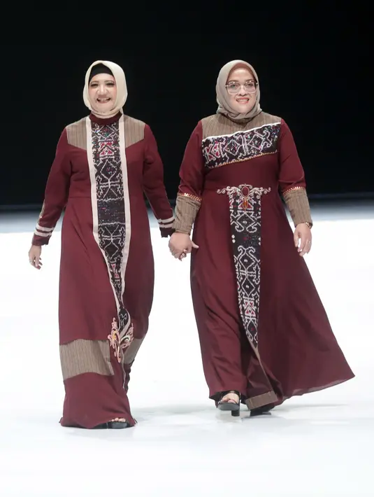 Rakata Andala diciptakan khusus untuk perempuan spesial yang mampu memancarkan kharismanya. Setiap desain dalam koleksi ini pun diciptakan ekslusif, seperti tenun Rakat yang juga tak memiliki kesamaan dalam setiap alurnya. [Foto: Bambang E Ros/Fimela.com]