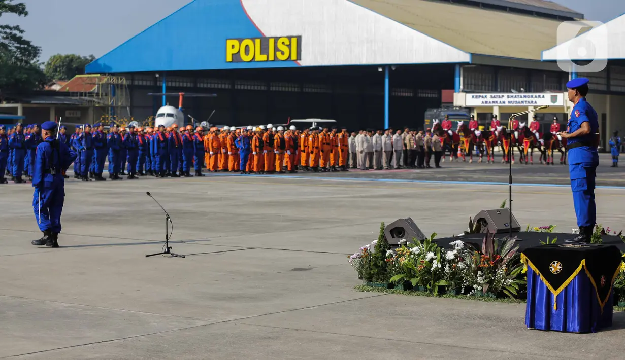 Kapolri Jenderal Idham Azis (kanan) saat memimpin upacara HUT ke-69 Polairud di Mako Polairud, Pondok Cabe, Tangerang, Banten, Rabu (4/12/2019). HUT bertema 'SDM Unggul dengan Almatsus Modern, Korpolairud Baharkam Polri Siap Menjaga Stabilitas Keamanan Dalam Negeri'. (Liputan6.com/Faizal Fanani)