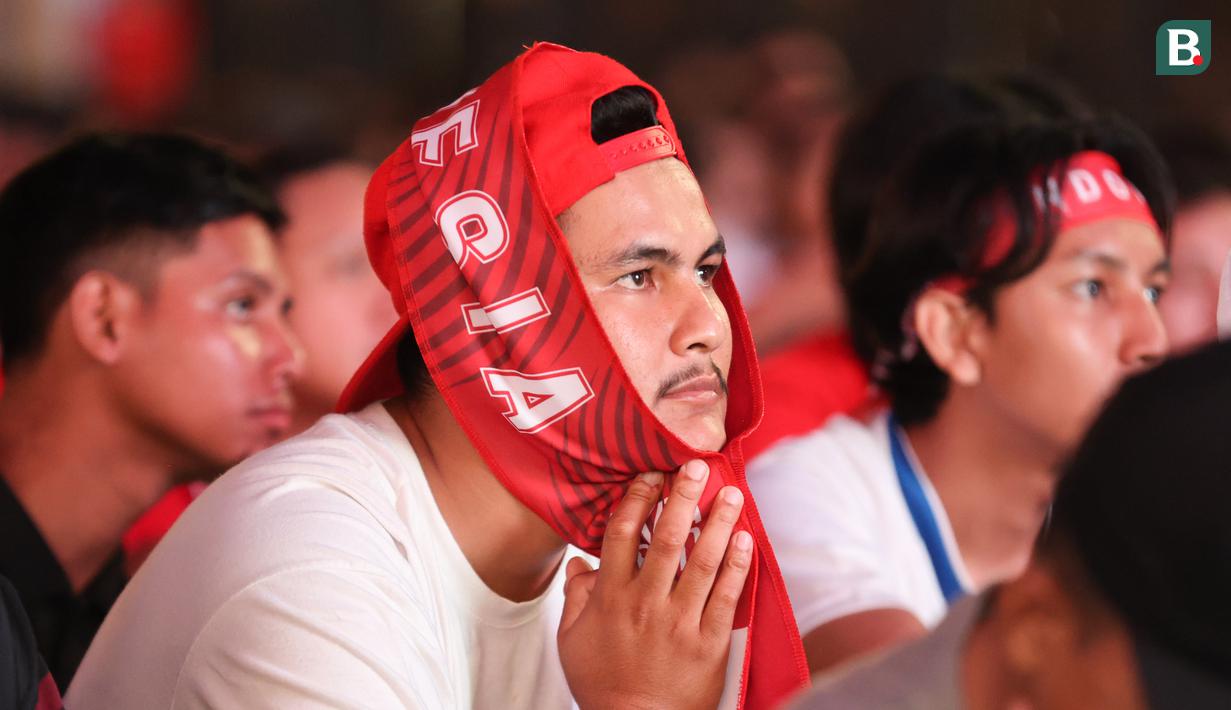Raut muka kekecewaan suporter Garuda pada saat nonton bareng pertandingan Timnas Indonesia vs China di Kompleks Stadion Utama Gelora Bung Karno (SUGBK), Senayan, Jakarta, Selasa (15/10/2024) malam WIB. (Bola.com/Abdul Aziz)