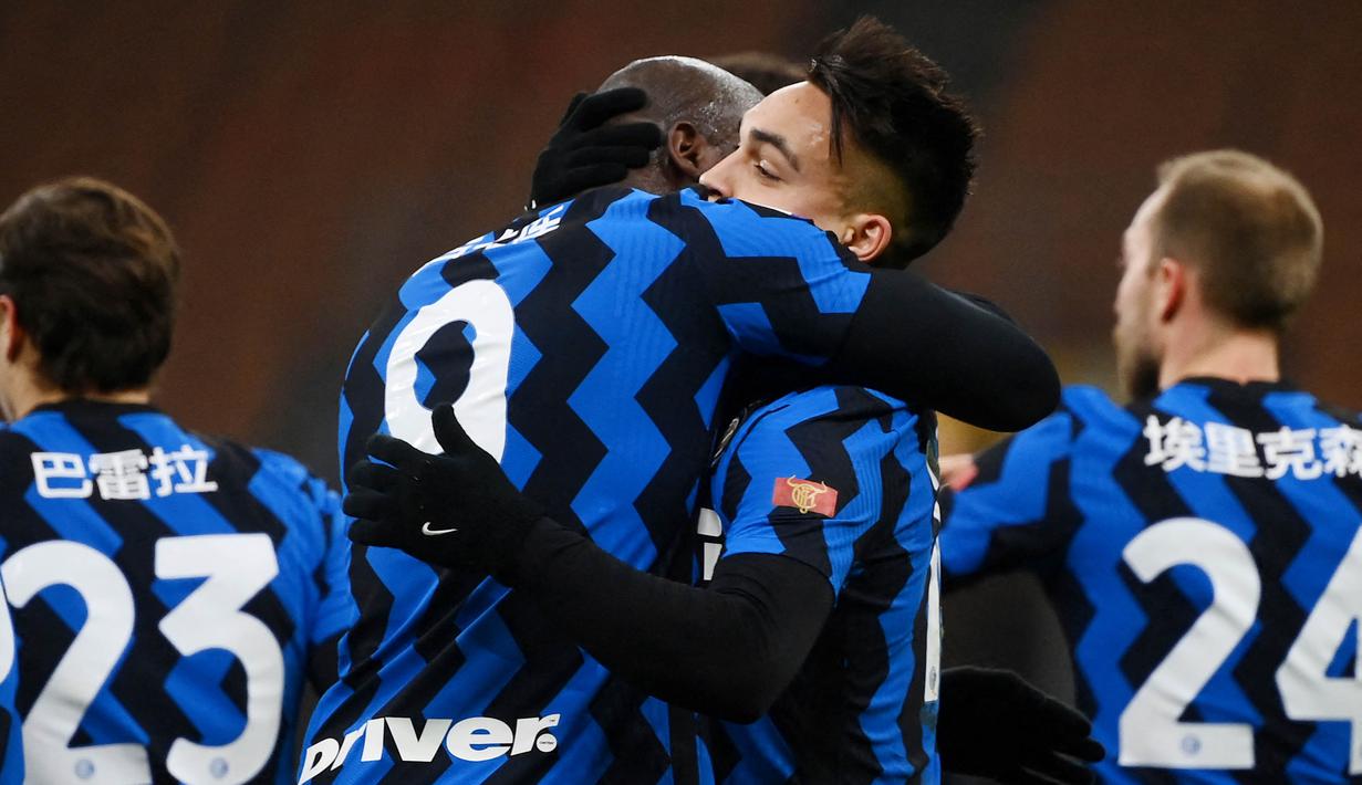 Kedua ujung tombak La Beneamata itu menjadi pencetak gol di pertandingan tersebut. Martinez memborong dua gol, sedangkan Lukaku menyumbangkan satu gol. (AFP/Marco Bertorello)