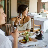 Kencan pertama nggak melulu harus jaga image. (Foto: esplanadehotel.ie)