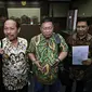 Tim penasihat hukum tersangka dugaan pembunuhan Wayan Mirna Salihin, Jessica Kumala Wongso, memberikan keterangan pers seusai sidang perdana praperadilan kliennya di Pengadilan Negeri Jakarta Pusat, Selasa (23/2). (Liputan6.com/Imamnuel Antonius)