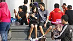 Remaja berfoto bersama saat berwisata di Kota Tua, Jakarta, Minggu (8/5). Keunikan bangunan tua di kawasan tersebut menjadi daya tarik tersendiri bagi warga untuk melakukan foto bersama atau selfie. (Liputan6.com/Immanuel Antonius)
