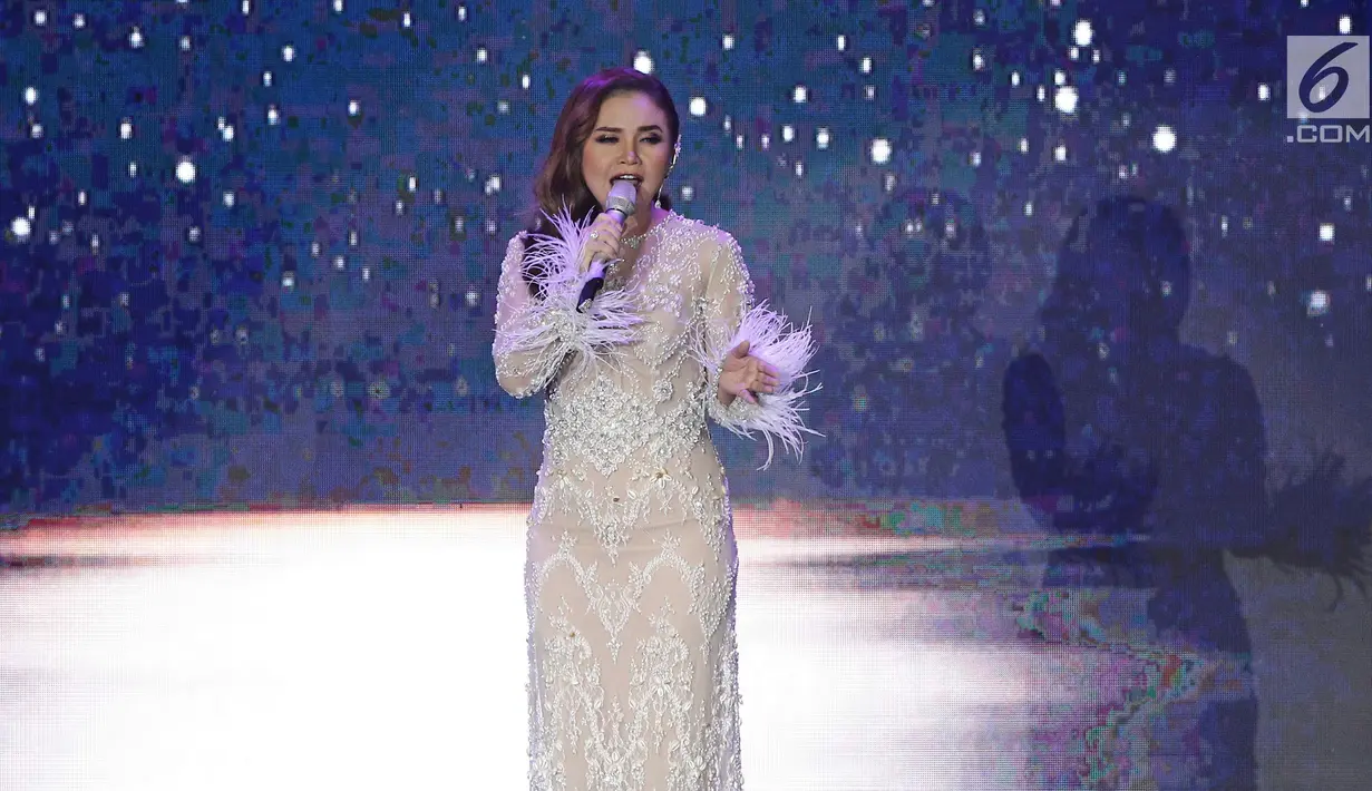 Penyanyi Rossa tampil pada konser Colours of Love di Jakarta, Rabu (20/12). Pada konser Ayat-ayat Cinta 2 yang bertema Colours of Love, tembang Ayat-ayat Cinta dilantunkan Rossa, Krisdayanti, Raisa, dan Isyana Sarasvati. (Liputan6.com./Herman Zakharia)