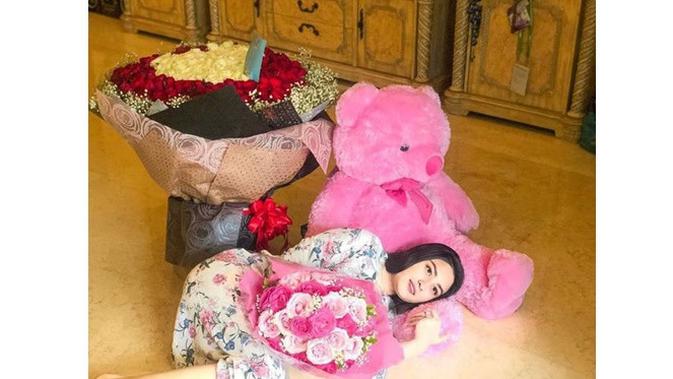 Berbeda 10 Tahun, Ini 6 Potret Cantik Angbeen Rishi Kekasih Adly Fairuz (sumber: Instagram.com/angbeenrishi)