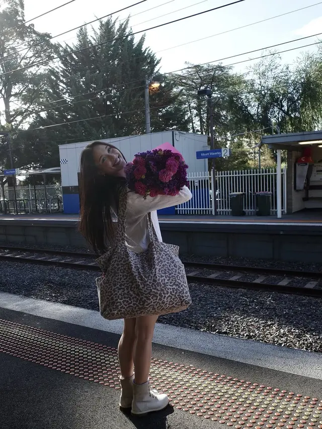 6 Potret Gaya Chic Yasmin Napper Liburan di Australia, Elegan Minimalis