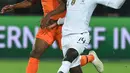 Gelandang Prancis, Blaise Matuidi berusaha mengumpan bola dari kawalan bek Belanda, Denzel Dumfries selama pertandingan UEFA Nations League di stadion Feijenoord di Rotterdam (16/11). Belanda menang atas Prancis 2-0. (AFP Photo/John Thys)