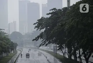 Sejumlah kendaraan melintas saat hujan di Bundaran HI, Jakarta, Jumat (18/2/2022). BMKG mengungkapkan potensi curah hujan meningkat dan cuaca ekstrem sepanjang 17-23 Februari 2022. Sejumlah wilayah diminta waspada dampak yang terjadi dari cuaca buruk. (Liputan6.com/Faizal Fanani)