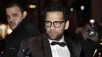 Bek Paris Saint-Germain, Daniel Alves tiba menghadiri pesta ulang tahun rekan setimnya Neymar di Pavillon Cambon di Paris (4/2). Neymar menggelar pesta ulang tahunnya yang ke 26. (AFP Photo/Thomas Samson)