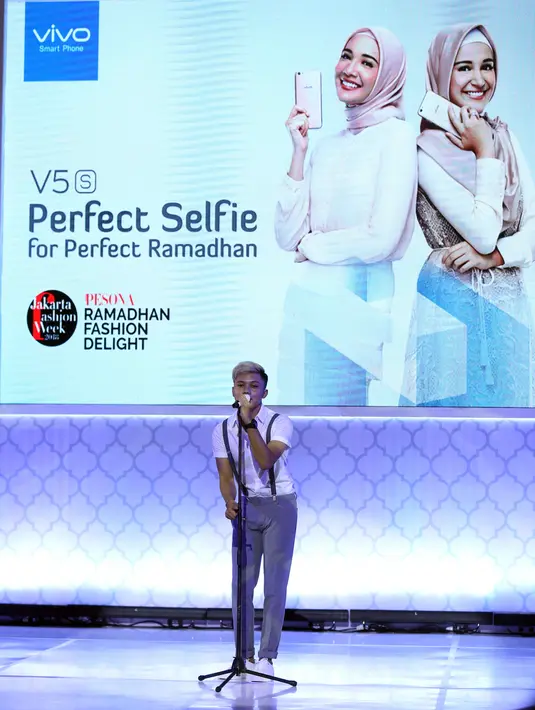 "Ikky nggak tahu kenapa kalau di luar kota merasa lepas saja. Tapi kalau di Jakarta merasa gugup dan kayak beda saja. Mungkin biasa di sini, tapi harus tampilnya di sini jadi merasa canggung," paparnya. (Nurwahyunan/Bintang.com)